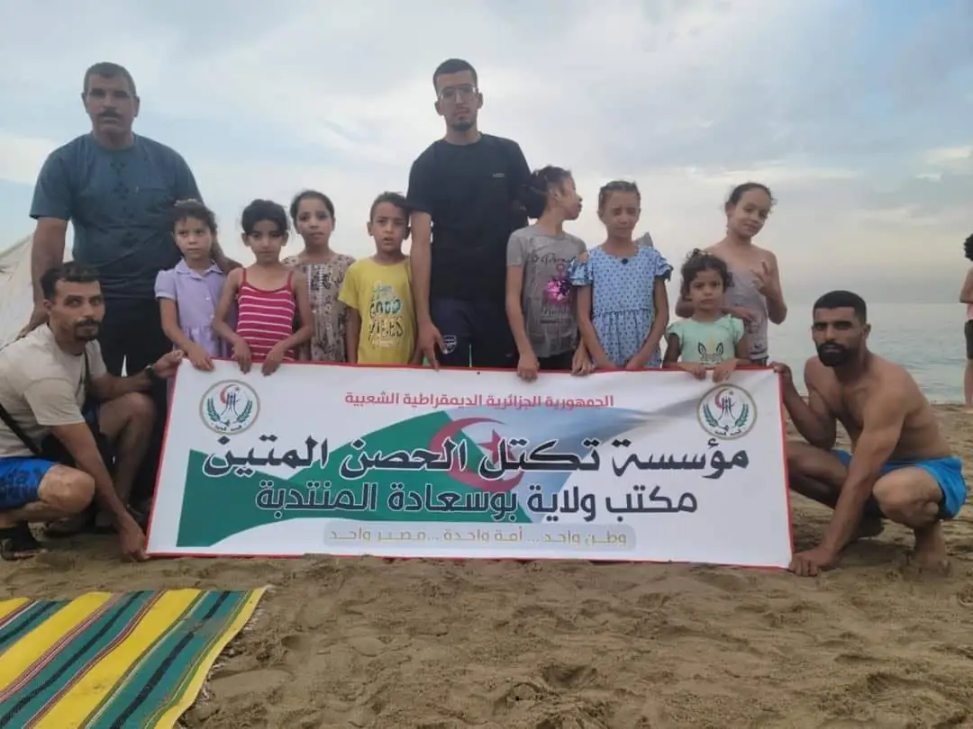 Le bureau du Bloc à Bou Saâda organise une sortie à la plage Dauphin de Boumerdès pour des enfants orphelins